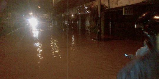 Banjir luapan Ciliwung menyebar ke Jalan Raya Jatinegara Barat