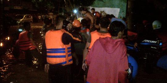 Banjir meninggi, tim SAR terus lakukan evakuasi