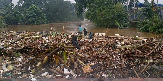 Puluhan ton sampah menumpuk di bawah jembatan Kalibata