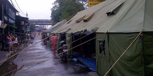 Tenda pengungsian korban banjir dibangun di tengah jalan