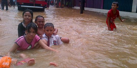 Rumah kebanjiran, bocah kampung pulo asik berenang