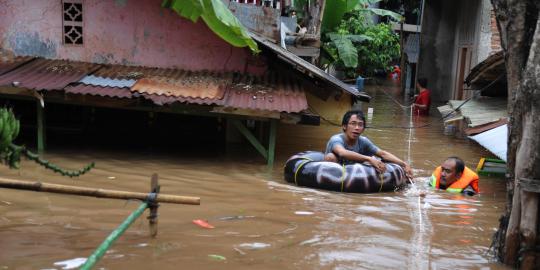 Banjir di Kampung Melayu jadi objek foto-foto