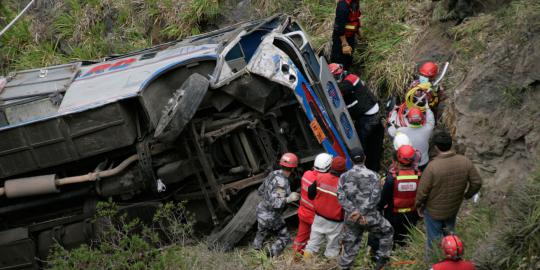 Bus Kramat Djati terjun ke kali, 8 penumpang luka