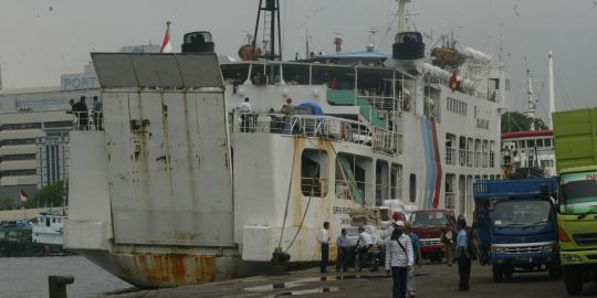KMP Tribuana kandas di Merak, evakuasi penumpang butuh 9 jam