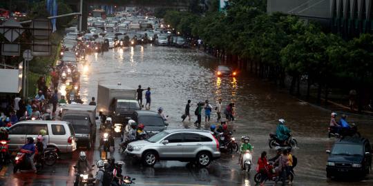 Jl MH Thamrin di depan Sarinah seperti kolam renang 