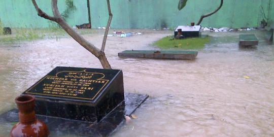 Banjir rendam TPU Perwira Bekasi