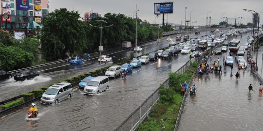 Hujan deras, sejumlah jalan di Jakarta jadi kolam 'susu coklat'