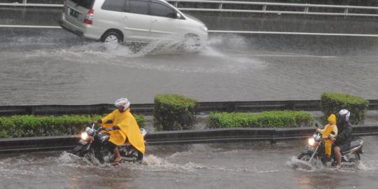 Menghindari banjir parah, pemotor masuk jalan tol