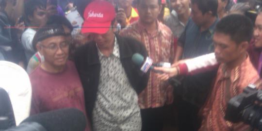 Berpayung dan sepatu boot, Jokowi pantau banjir di HI
