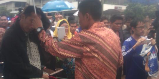 Naik gerobak, Jokowi mau dicemplungin warga