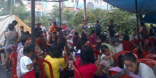 Korban banjir Kali Sunter bikin tenda di Mall Artha Gading