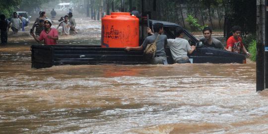 Jokowi perintahkan warga perbaiki Kanal Banjir Barat