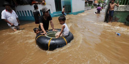 5 Aksi unik warga Jakarta di banjir besar