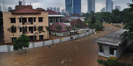 Pasukan Kodam Jaya tambal Kanal Banjir Barat semalaman