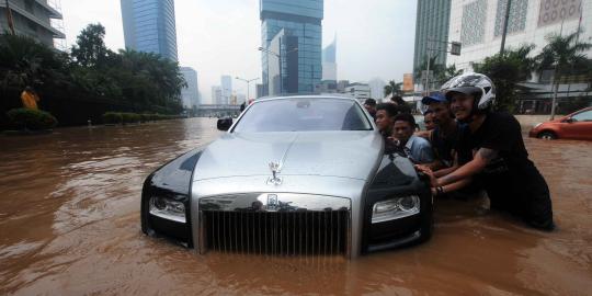 Mobil Rolls Royce Rp 10 M tak berkutik lawan banjir Jakarta