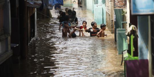 Jokowi semalaman pantau banjir, Ahok cari pasir