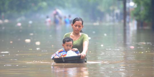 Tanggul di Palmerah jebol, jalan dan ratusan rumah terendam