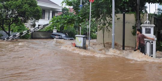Tiga korban banjir di Gedung UOB masih dicari