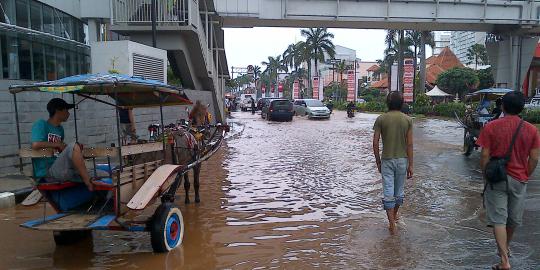 Andong, kendaraan alternatif tembus banjir di Kelapa Gading