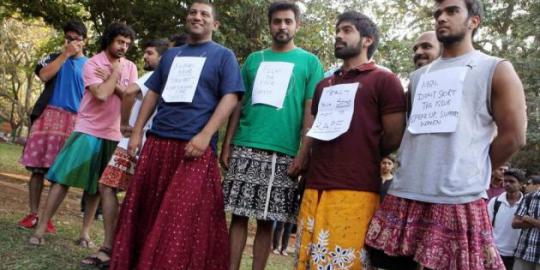 Protes pemerkosaan, lelaki India demo pakai rok