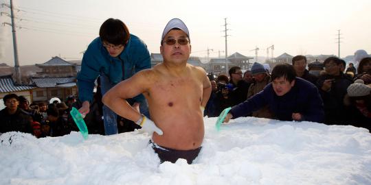 Orang ini kubur tubuhnya dalam es selama 1 jam