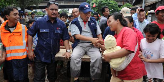 Ketua PMI Jusuf Kalla tinjau korban banjir Penjaringan