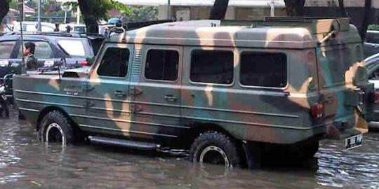 Pluit kebanjiran, kendaraan militer mondar-mandir bak perang