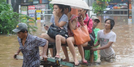 Banjir Pluit, nelayan raup keuntungan Rp 4 juta sehari