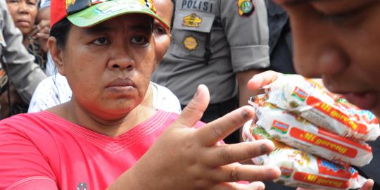 Terisolir Korban Banjir Di Jakut Makan Mie Instan Mentah Merdeka Com