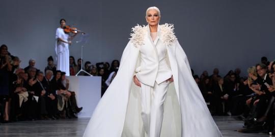 Supermodel 81 tahun beraksi di atas catwalk
