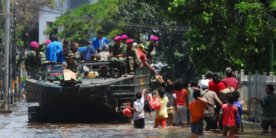 Warga korban banjir serbu sembako dari relawan dan TNI