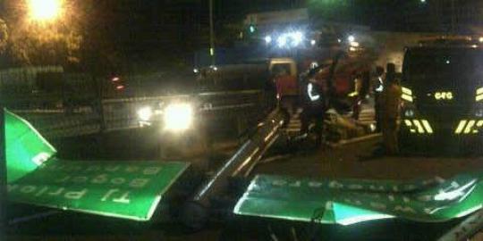 Morgan Sm*sh tabrak penunjuk arah tol Cawang hingga roboh 