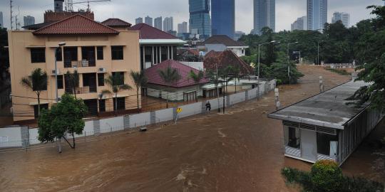 Sebelum pulang, Jokowi tengok Kanal Banjir Barat