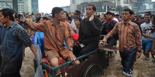 Jokowi minta pengusaha bantu korban banjir