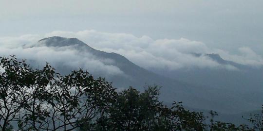 Gunung Raung di Banyuwangi terus keluarkan suara gemuruh
