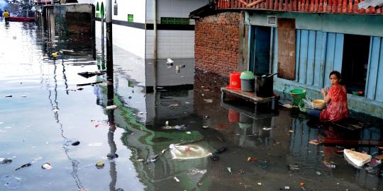 Genangan banjir di Muara Baru berwarna hitam pekat