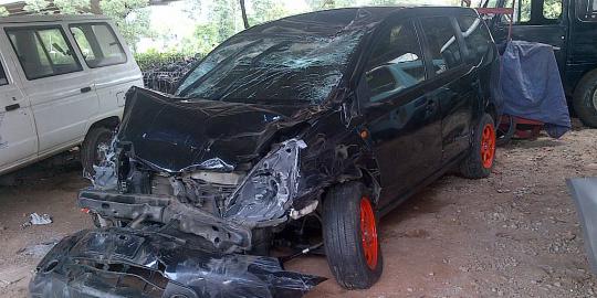 Grand Livina kecelakaan, 5 korban dibawa ke RS Mitra Kemayoran