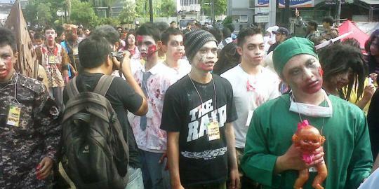 Protes warga Jakarta, zombie 'gentayangan' di Bundaran HI