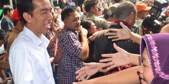 Berebut bantuan, seorang ibu pingsan di hadapan Jokowi
