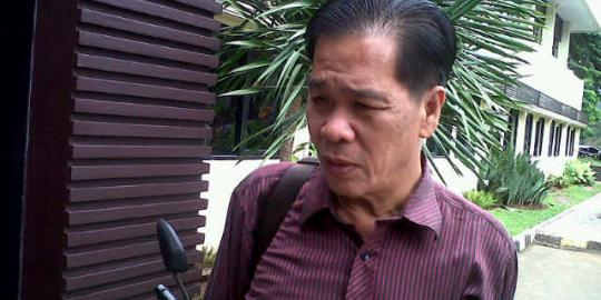 Anton Medan minta izin praktik pengacara Farhat Abbas dicabut