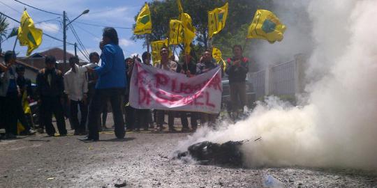 Kritisi anggaran, mahasiswa bakar gerbang KPU Jabar
