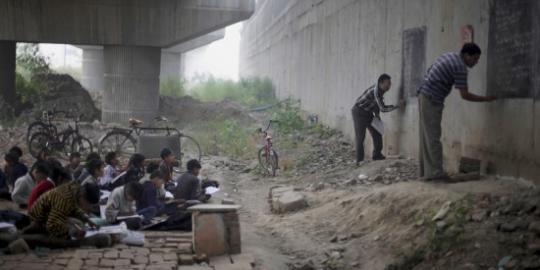 Demi pendidikan, mereka rela belajar di bawah jembatan