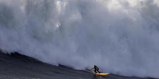 Peselancar asal Hawaii taklukkan ombak setinggi 24 meter