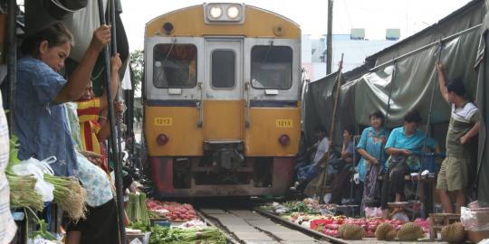 Maeklong, pasar nekat yang buka di rel kereta api