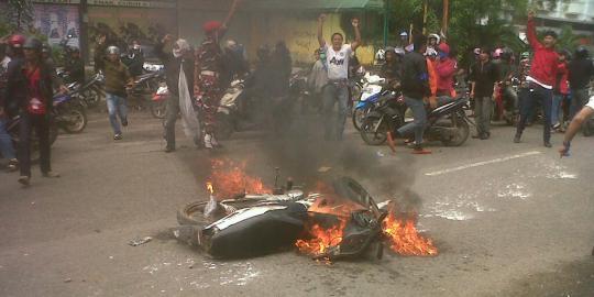 Makassar membara, motor dibakar dan ruko dirusak