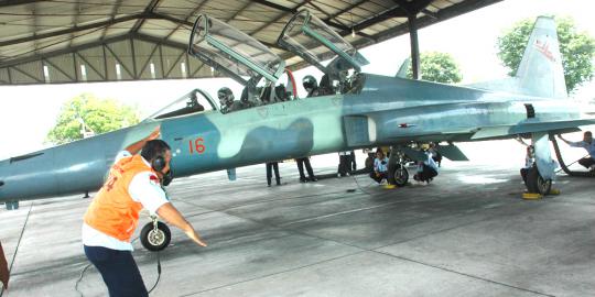 Pesawat tempur tua F-5 Tiger TNI AU terbang kembali