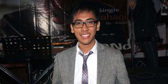 Rilis single kedua, Almer ogah cengeng