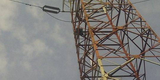 Dibujuk turun, pocong malah nekat sampai puncak SUTET