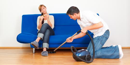 Membantu membersihkan rumah bikin pria jarang bercinta