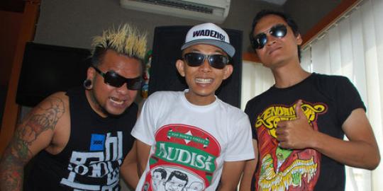 Endank Soekamti Iri dengan Boyband?